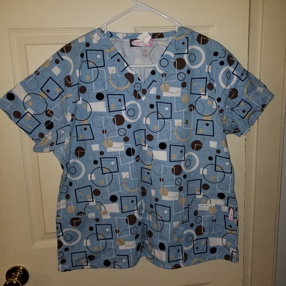 Geometric scrub top